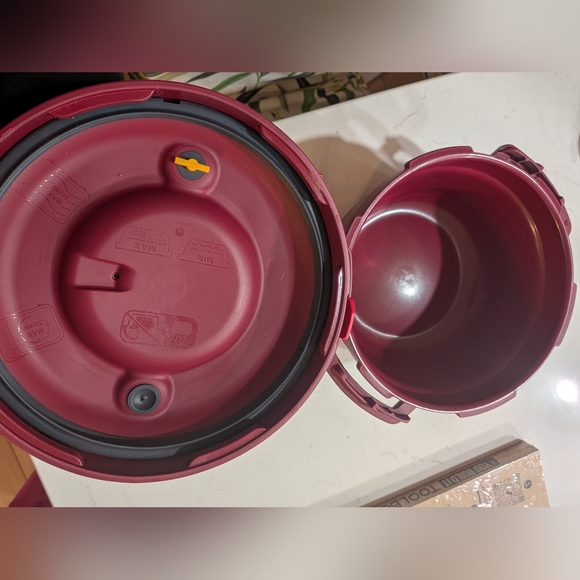 Tupperware Microwave Red Pressure Cooker 3L New No Box - Picture 2 of 4